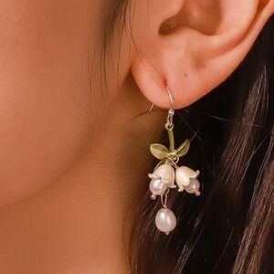 NWT Lily Of The Valley Dangle Earrings